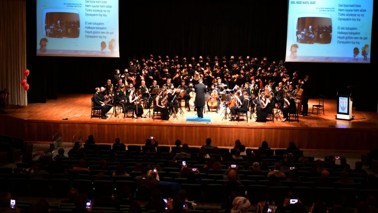 ASKERİ BANDO VE ÖĞRETİM ÜYELERİ ENGELLİLER İÇİN ÇALDI