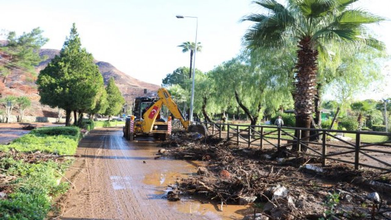 MARMARİS'TE SAĞANAĞIN ARDINDAN TEMİZLİK VE HASAR TESPİT ÇALIŞMASI BAŞLATILDI