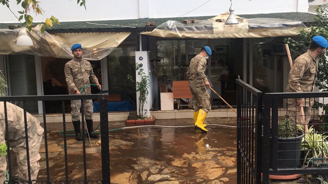 KOMANDOLAR SAĞANAKTAN ETKİLENEN EVLERİ TEMİZLEDİ