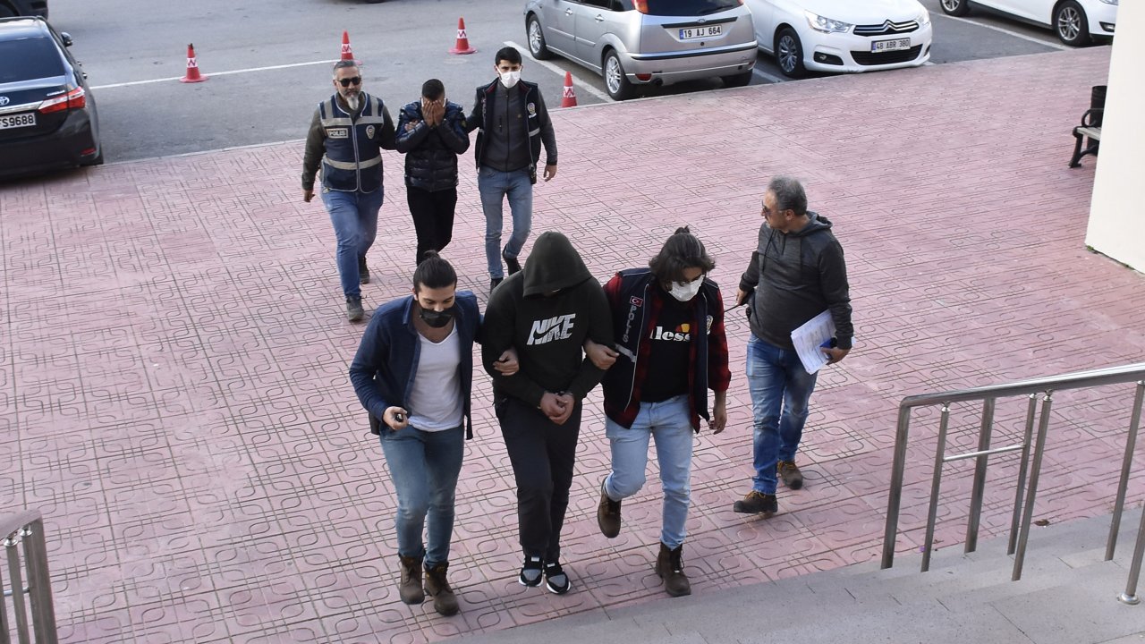 BAHÇELERİN DEMİR KAPILARINI ÇALDIĞI İDDİA EDİLEN 2 KİŞİ TUTUKLANDI