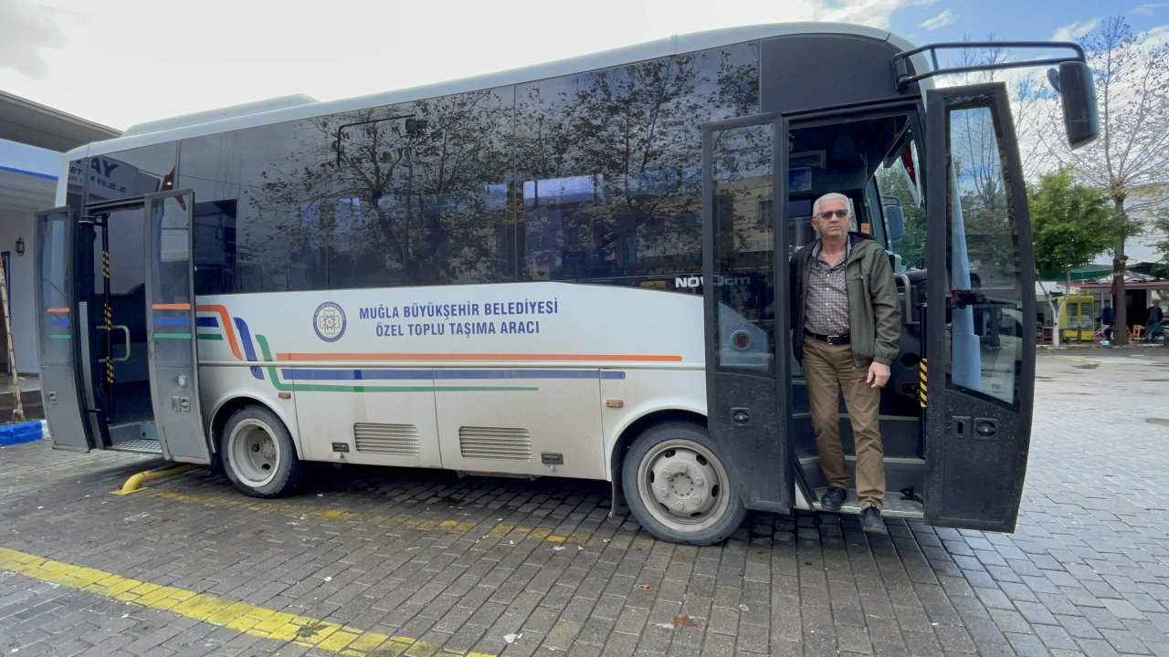 KIYAFETLERİ KİRLİ DİYE ARAÇTAN İNDİRİLMEYE ÇALIŞILAN YOLCU İLE ŞOFÖR KONUŞTU