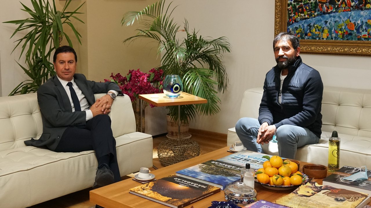 BAŞKAN ARAS, KIYAFETLERİ KİRLİ DİYE DOLMUŞTAN İNDİRİLMEYE ÇALIŞILAN YOLCUYU MİSAFİR ETTİ