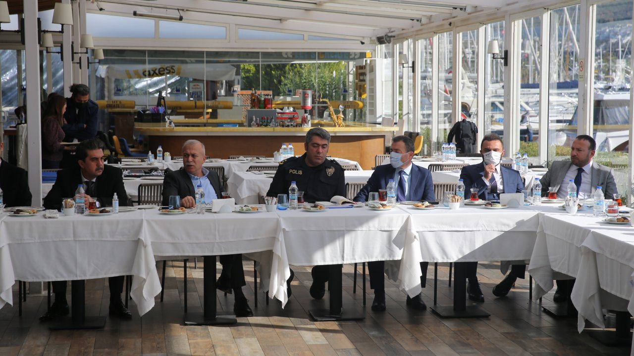 DİLBEROĞLU, BODRUM'DA MUHTARLARLA BİR ARAYA GELDİ