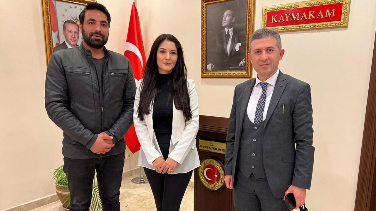 KAYMAKAM BAYAR, DOLMUŞTAN İNDİRİLMEYE ÇALIŞILAN KİŞİYİ GÖRÜNTÜLEYEN KADINLA GÖRÜŞTÜ