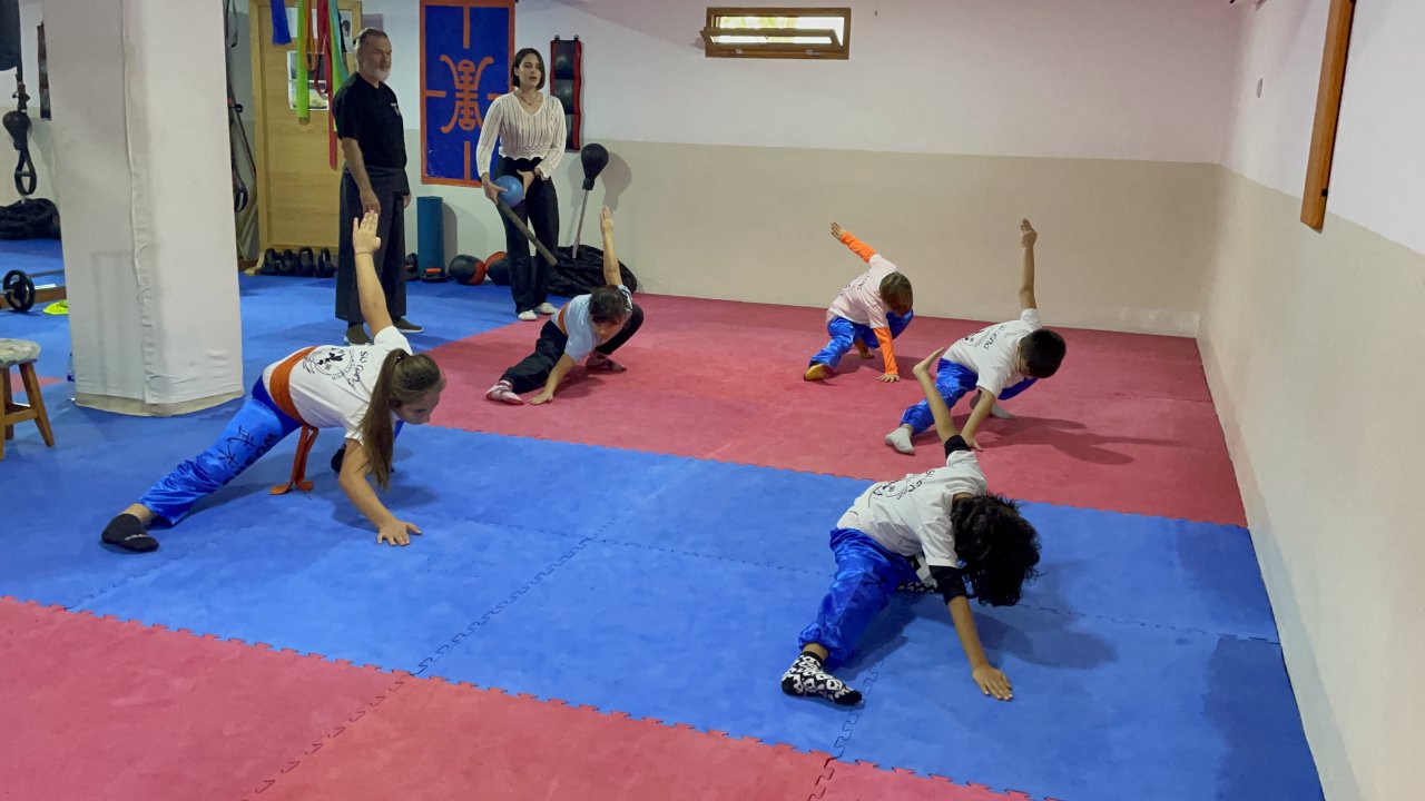 ÇOCUK YAŞTA BAŞLADIKLARI WUSHUDA MADALYALARI TOPLUYORLAR