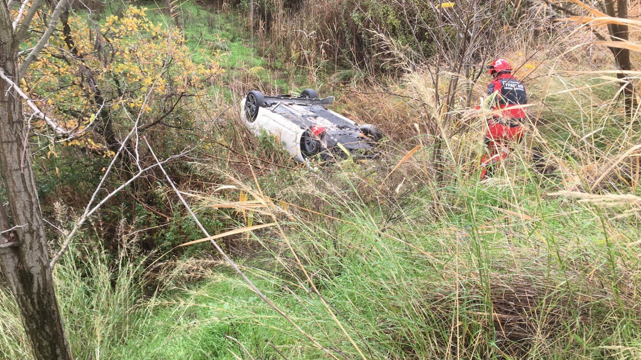 DERE YATAĞINA DEVRİLEN OTOMOBİLİN SÜRÜCÜSÜ ÖLDÜ