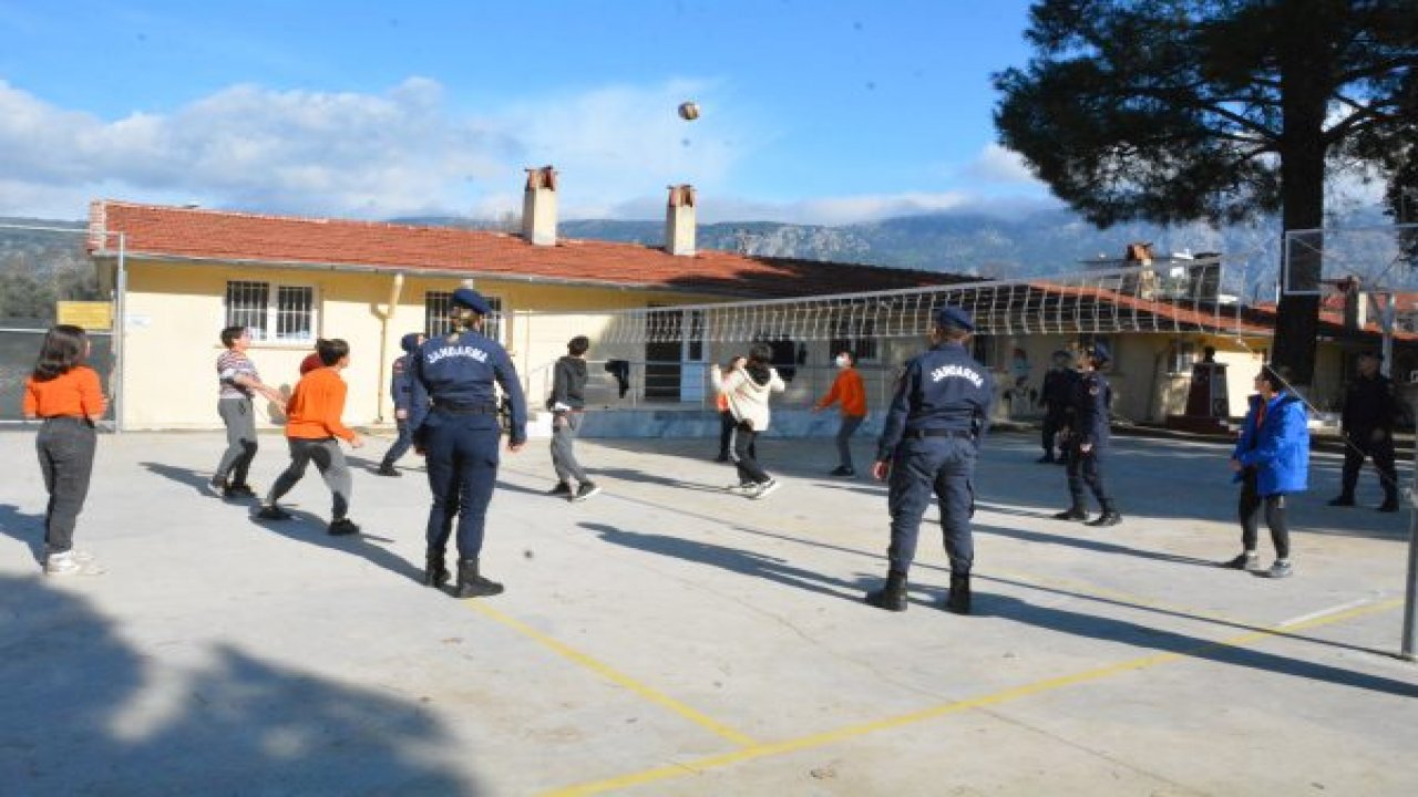 JANDARMA EKİPLERİ, OKULDA ÖĞRENCİLERLE VAKİT GEÇİRDİ