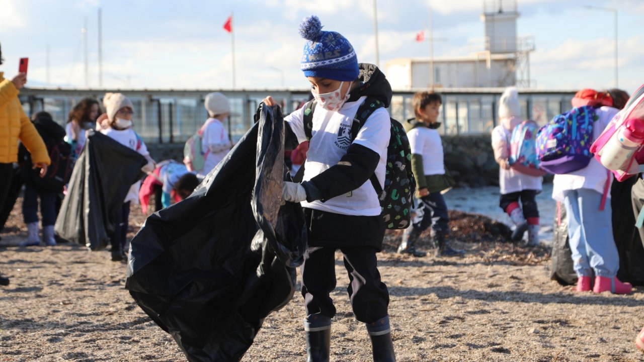 BODRUM’DA MİNİKLERDEN ÇEVRE TEMİZLİĞİ