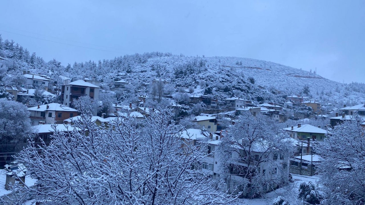 KAVAKLIDERE BEYAZA BÜRÜNDÜ