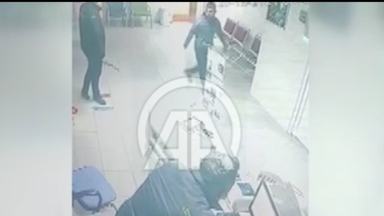 GÜVENLİK GÖREVLİLERİNE SATIRLI SALDIRI GÜVENLİK KAMERASINDA