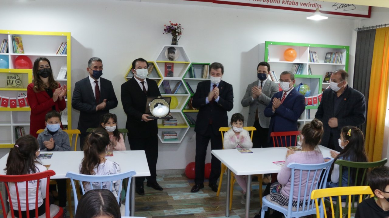 322 OKUL KÜTÜPHANEYE KAVUŞTU