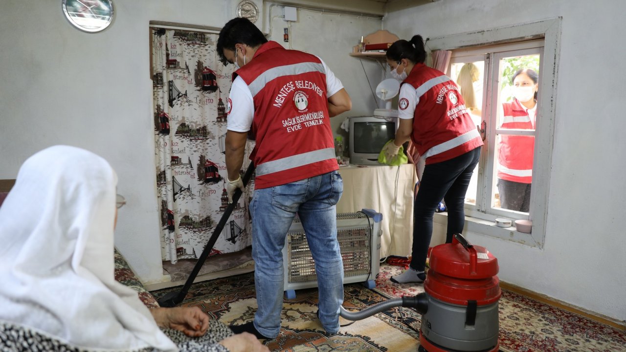 ELELE BUTİK İHTİYAÇ SAHİBİ VATANDAŞLARIN YÜZÜNÜ GÜLDÜRÜYOR