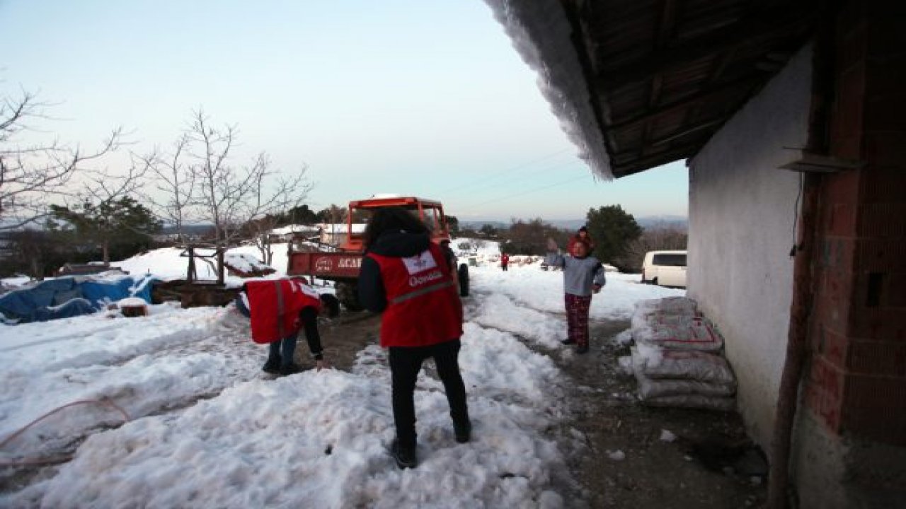 KIZILAY KARLI YOLLARI AŞARAK İHTİYAÇ SAHİPLERİNE ULAŞIYOR