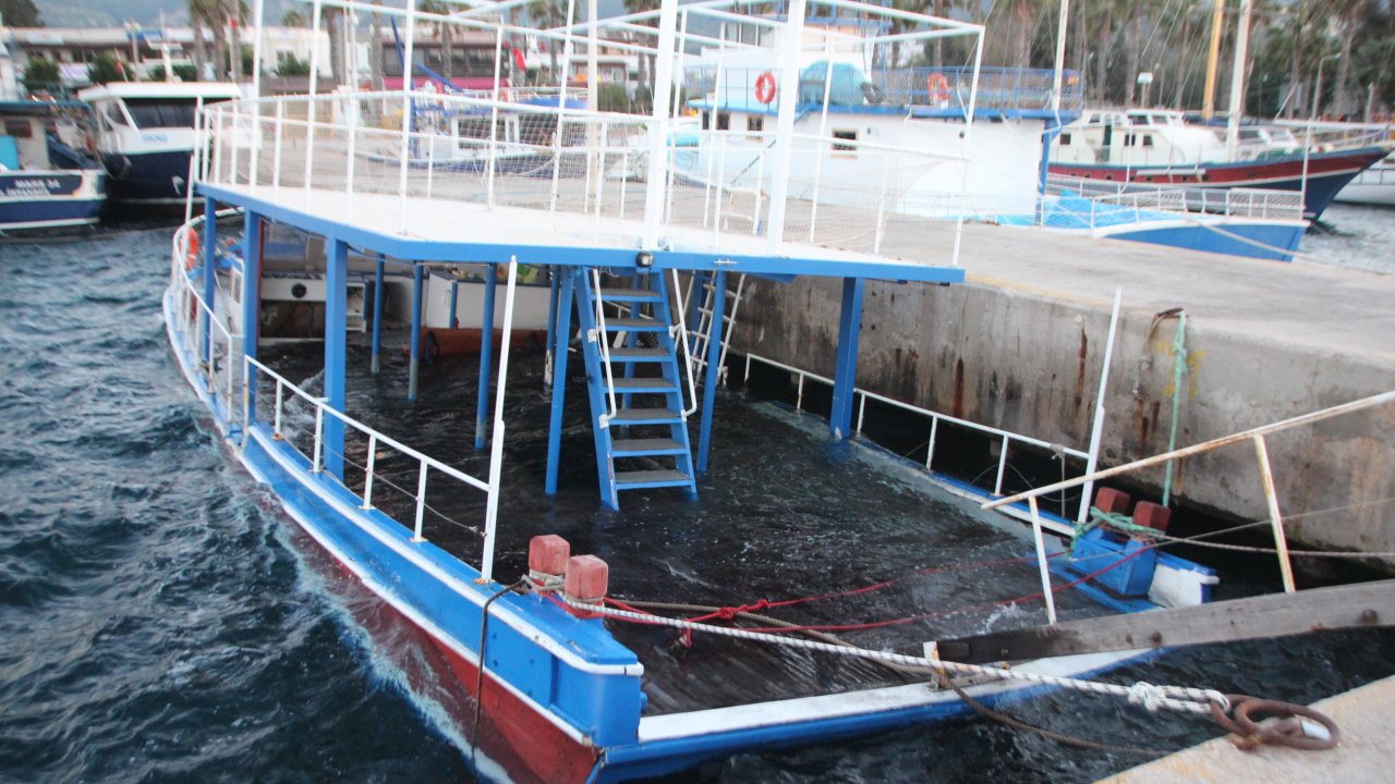 GÖÇMEN KAÇAKÇILIĞINDA KULLANILAN TEKNE ZARAR GÖRDÜ