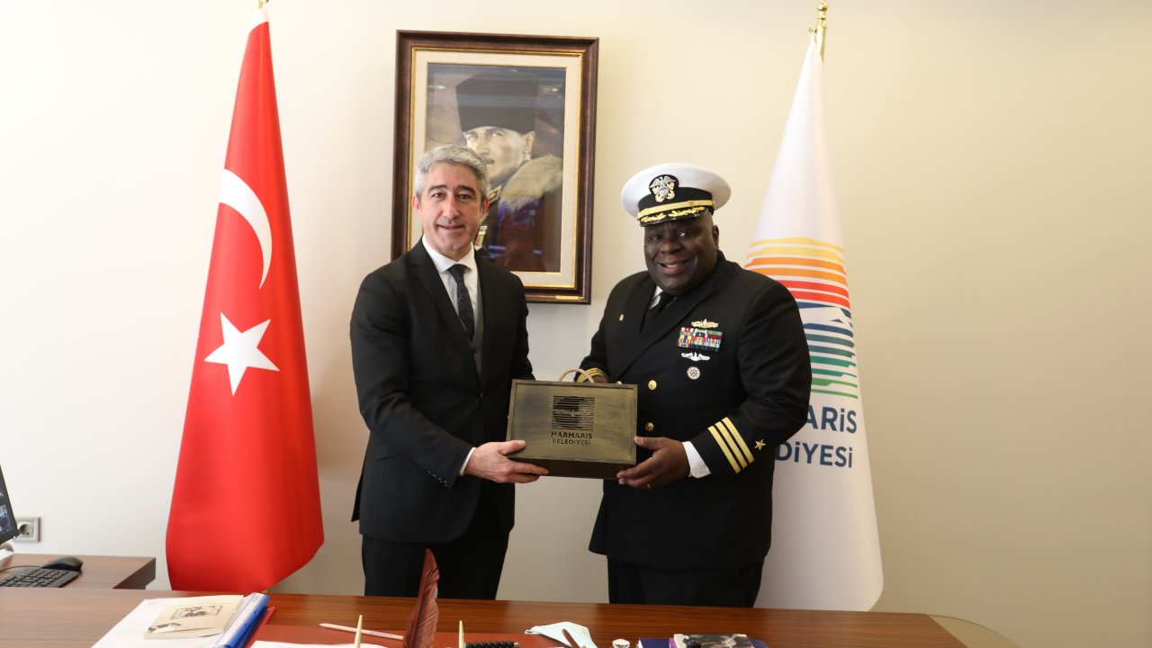 ABD'Lİ ASKERİ GEMİ KOMUTANINDAN BAŞKAN OKTAY'A ZİYARET