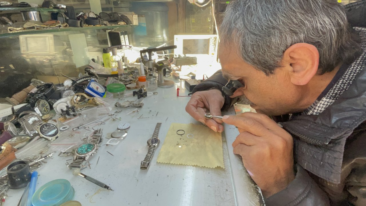 BODRUMLU SAAT TAMİRCİSİ 55 YILDIR ZAMANA MEYDAN OKUYOR