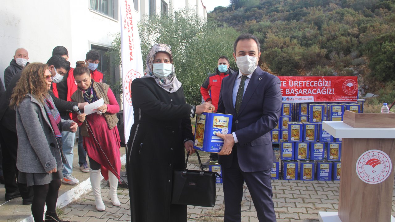 DATÇA'DA YANGINDAN ETKİLENEN BAL ÜRETİCİLERİNE ARI YEMİ DAĞITILDI