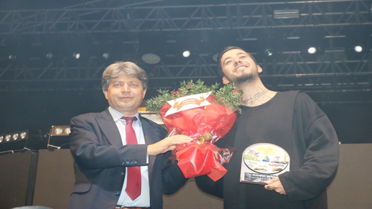 MEYDANLAR YILBAŞI KONSERLERİYLE DOLUP TAŞIYOR