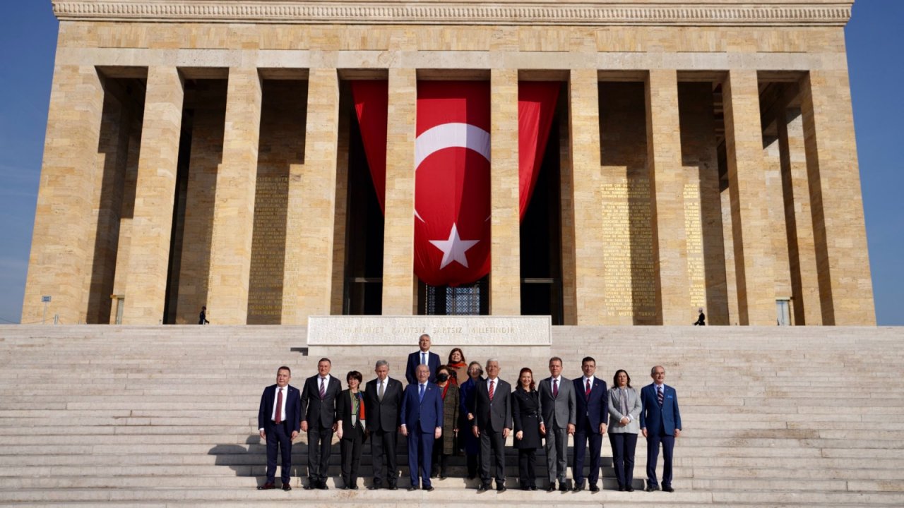 CHP'Lİ 11 BELEDİYE BAŞKANINDAN ORTAK AÇIKLAMA:  “İBB'YE YAPILAN BİZE YAPILMIŞTIR”