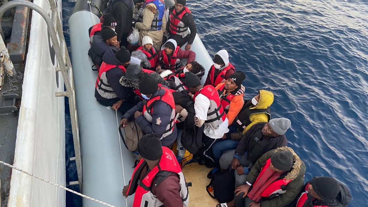 56 DÜZENSİZ GÖÇMEN KURTARILDI