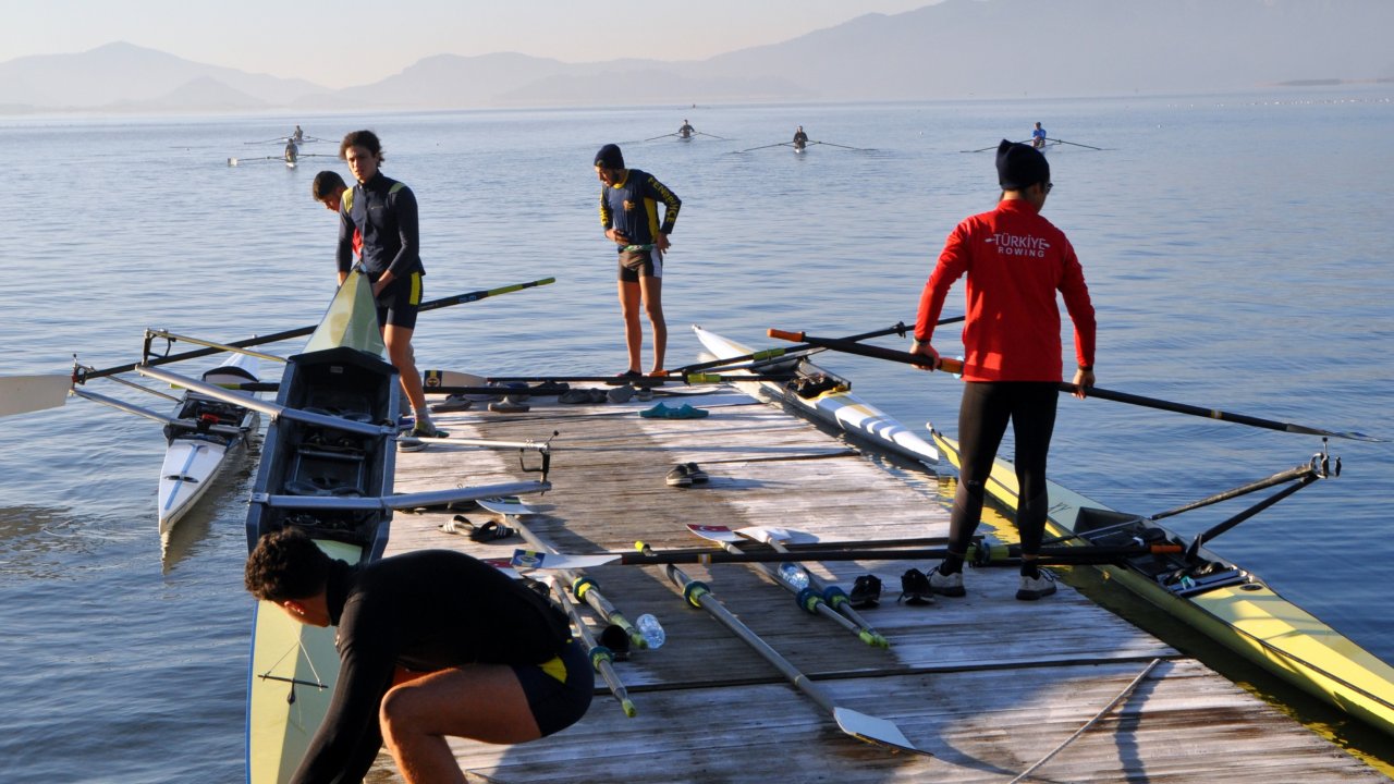 KÜREK MİLLİ TAKIMI OLİMPİYAT HEDEFİYLE KÜREK ÇEKİYOR