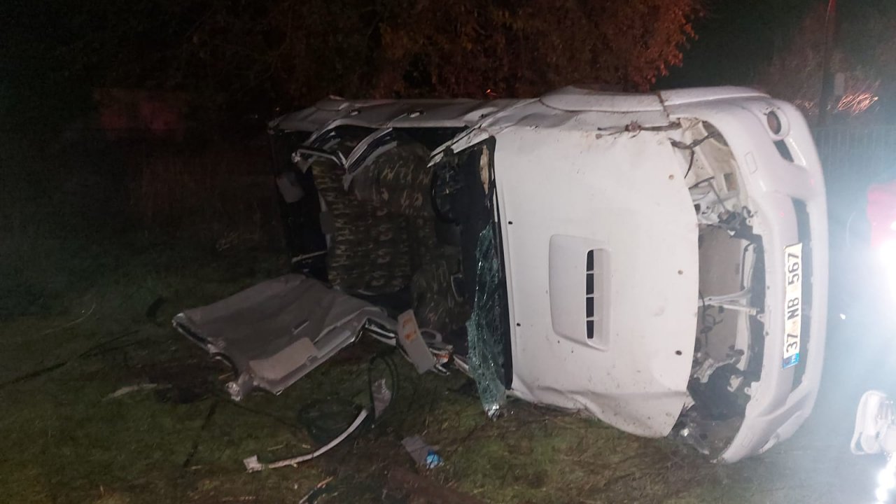 KAZA YAPAN KAMYONETTE SIKIŞAN SÜRÜCÜYÜ İTFAİYE KURTARDI