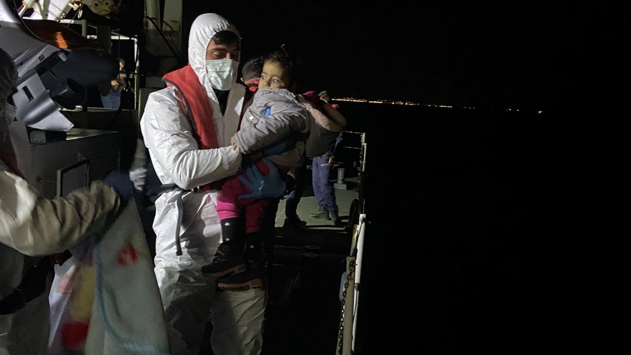 88 DÜZENSİZ GÖÇMEN KURTARILDI