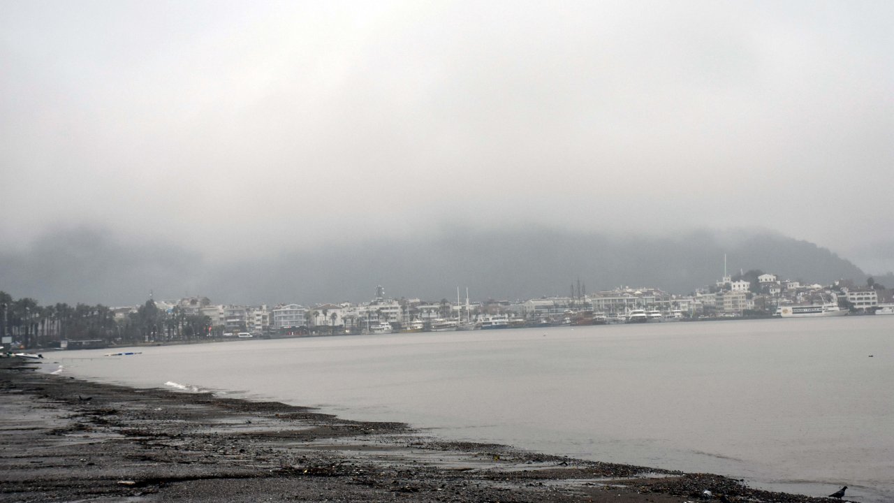 MARMARİS'TE ETKİLİ OLAN SAĞANAK NEDENİYLE EV VE İŞ YERLERİNİ SU BASTI