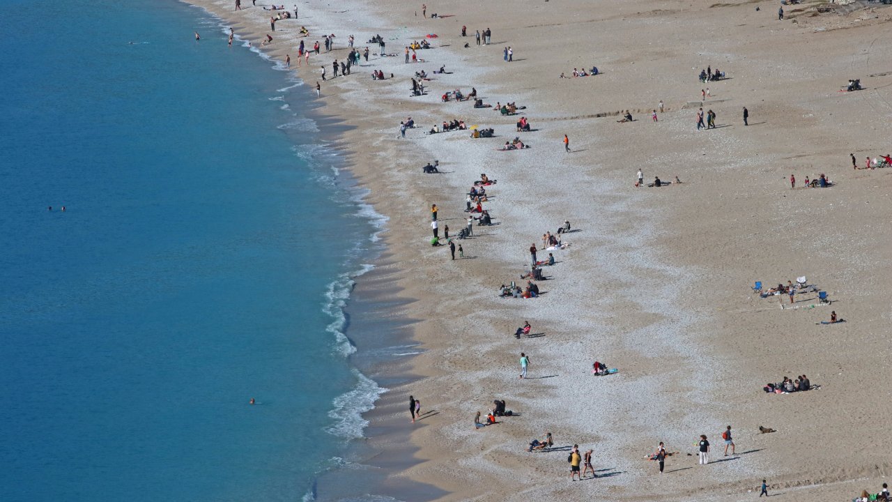 SAHİLLERDE GÜNEŞLİ HAVA NEDENİYLE YOĞUNLUK OLUŞTU