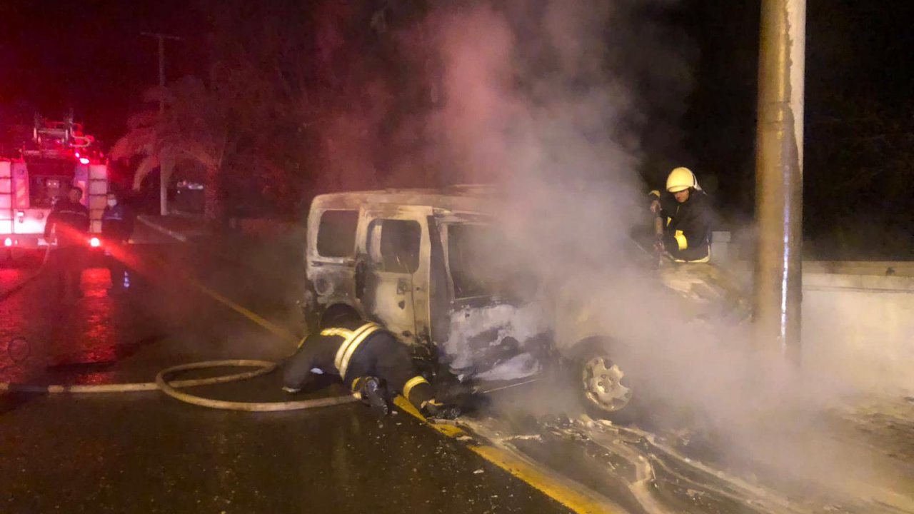 SEYİR HALİNDEKİ HAFİF TİCARİ ARAÇ YANDI