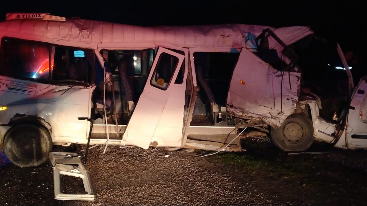 ÖĞRENCİ SERVİSİYLE TIR ÇARPIŞTI: 10 KİŞİ HASTANEYE SEVK EDİLDİ