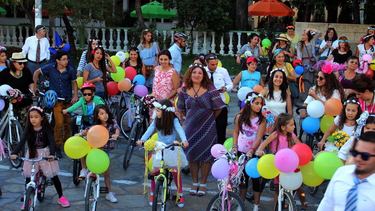 Süslü kadınlar bisiklete dikkat çekti