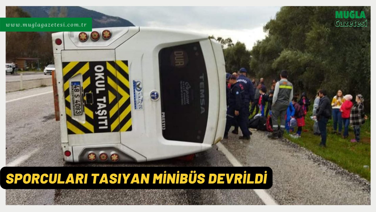 SPORCULARI TAŞIYAN MİNİBÜS DEVRİLDİ