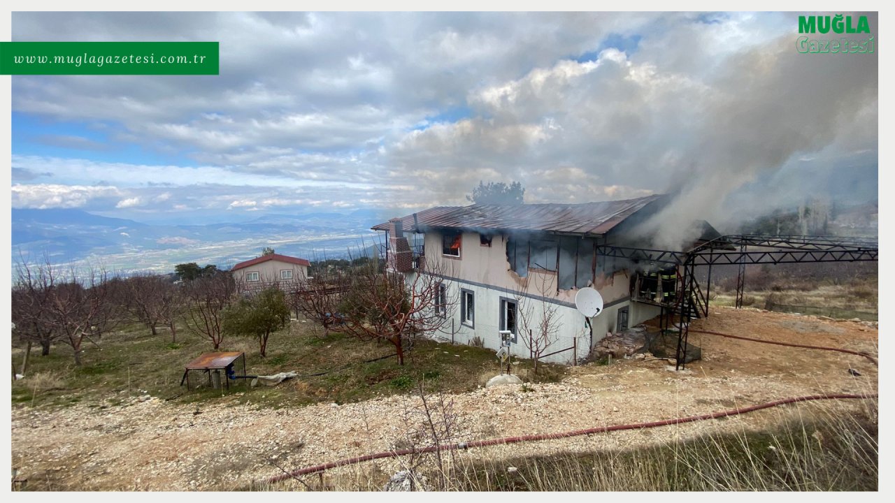 MUĞLA'DA İKİ EVDE ÇIKAN YANGIN SÖNDÜRÜLDÜ