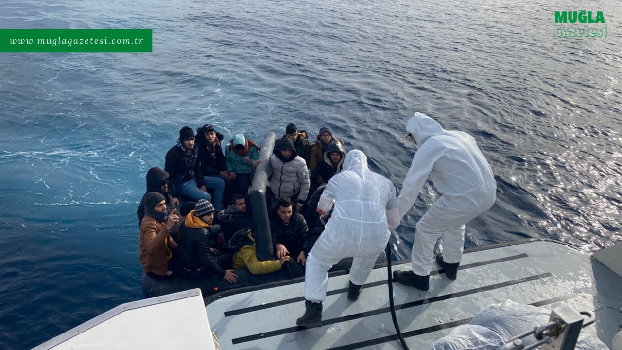 Muğla açıklarında geri itilen 77 düzensiz göçmen kurtarıldı