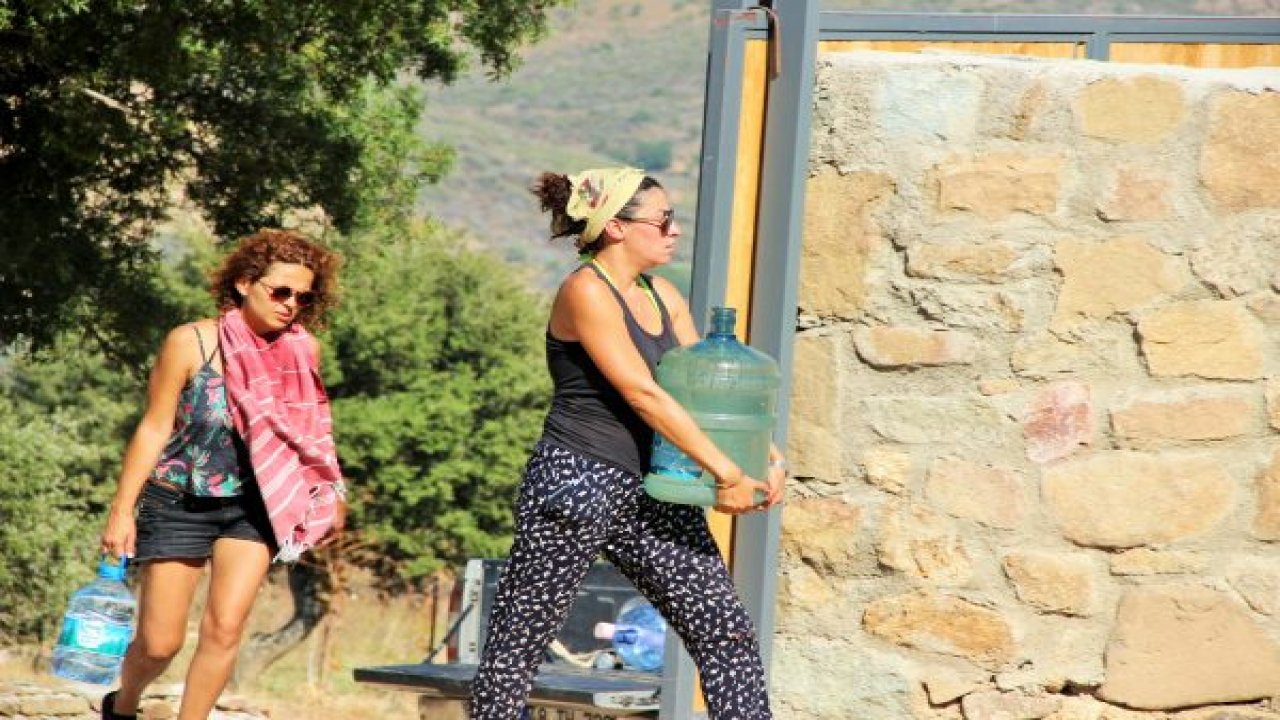 Yangına damacanayla su taşıdılar