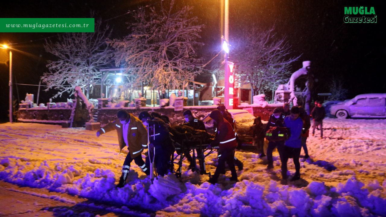 Karda yolda mahsur kalan hasta kadın ve ailesi kurtarıldı