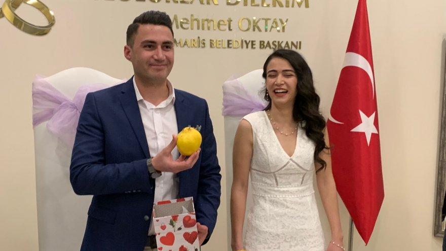 NİKAH KIYAN POLİS ÇİFTE MESLEKTAŞLARINDAN İLGİNÇ HEDİYE