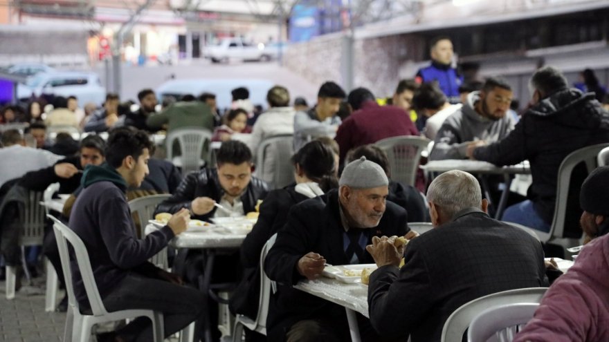 MENTEŞE'DE 3 BİN KİŞİLİK YEMEK İFTAR SOFRASINDA DAĞITILDI