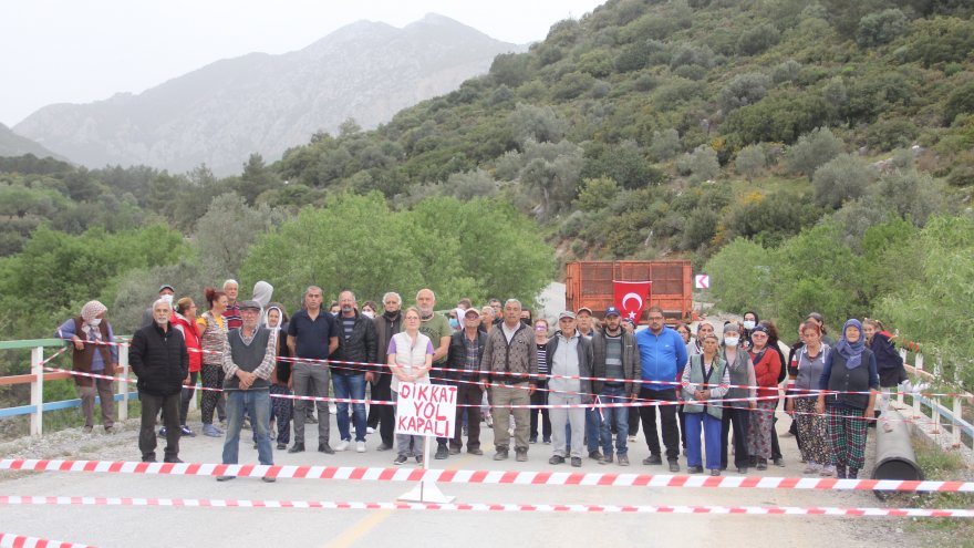 MAHALLE SAKİNLERİ YOLU ULAŞIMA KAPATARAK BELEDİYELERİ PROTESTO ETTİ