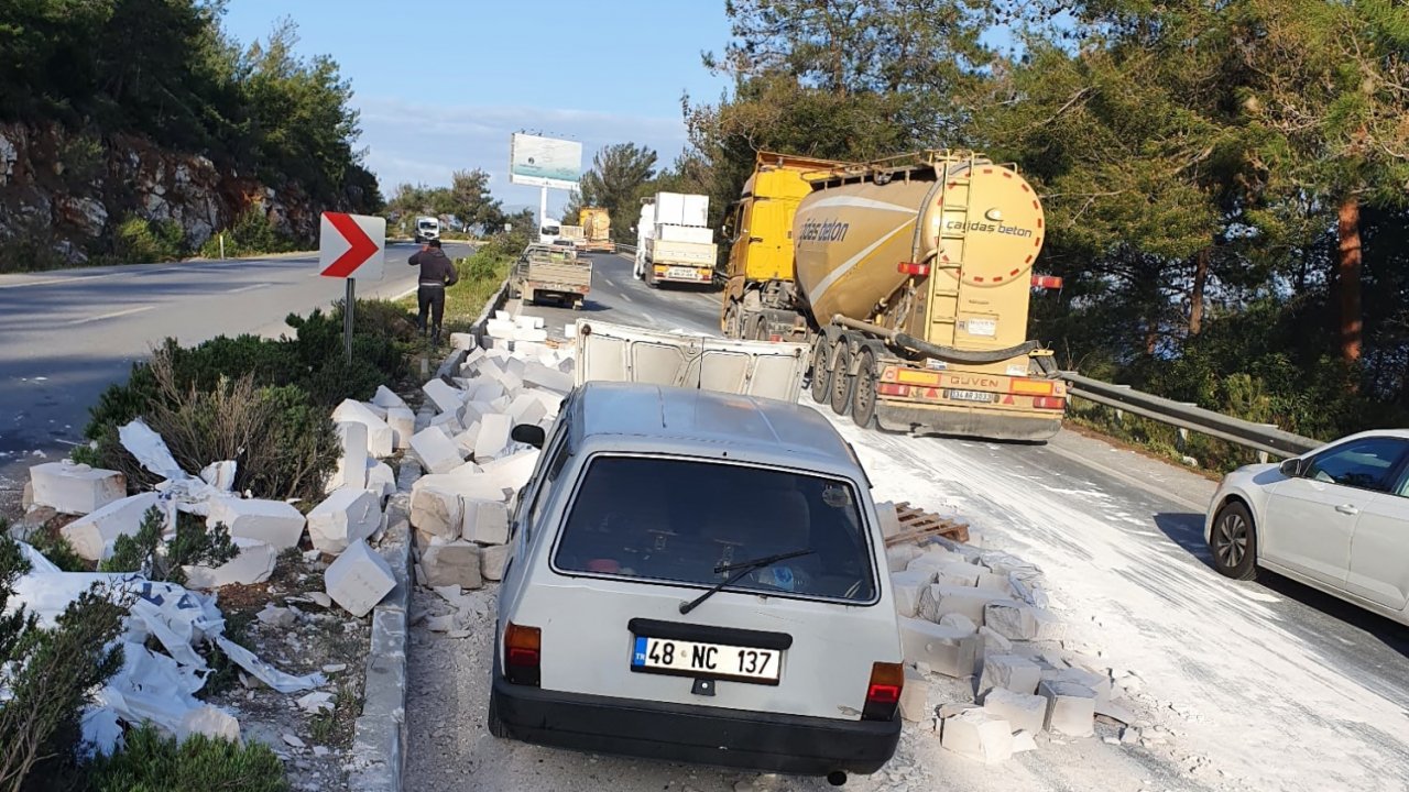 SEYİR HALİNDEKİ TIRIN KASASINDAN YOLA DÜŞEN GAZ BETONLAR KAZAYA NEDEN OLDU