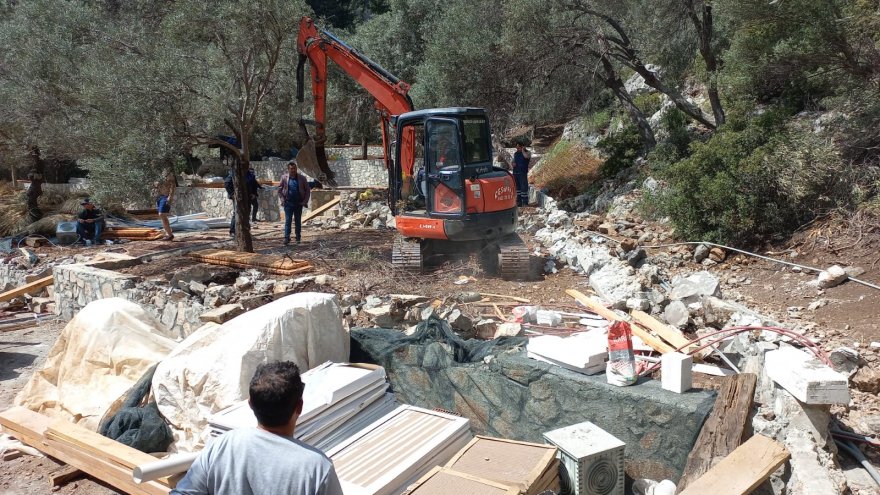 SIRALIBÜK KOYU'NDA KAÇAK YAPILARIN YIKIMI YAPILIYOR