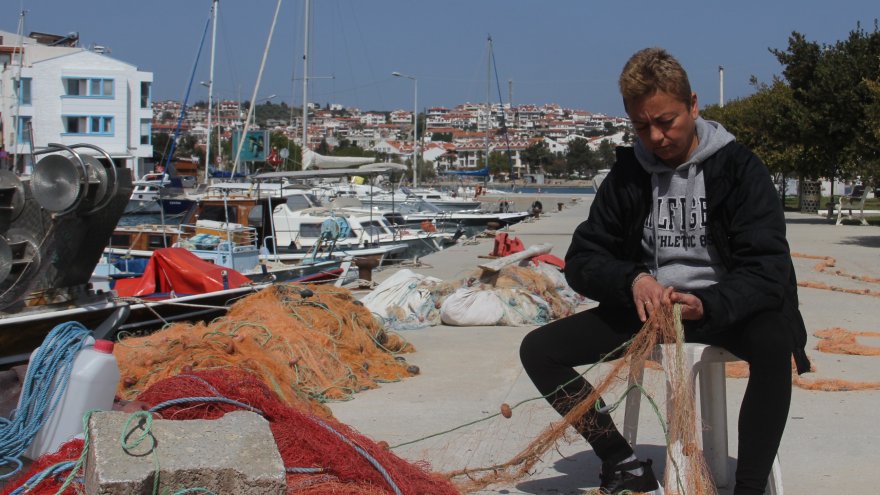 KADIN BALIKÇI AĞLARINI KENDİ TAMİR EDİYOR