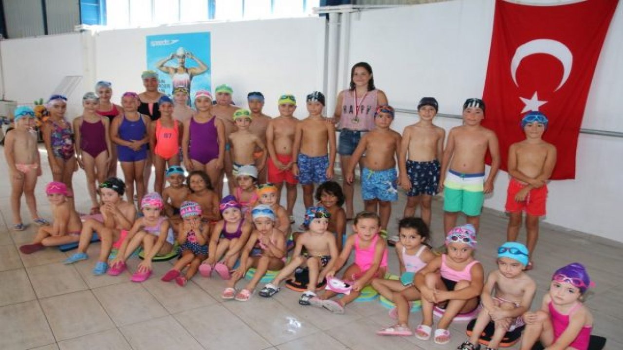 Minik yüzücülere örnek oluyor