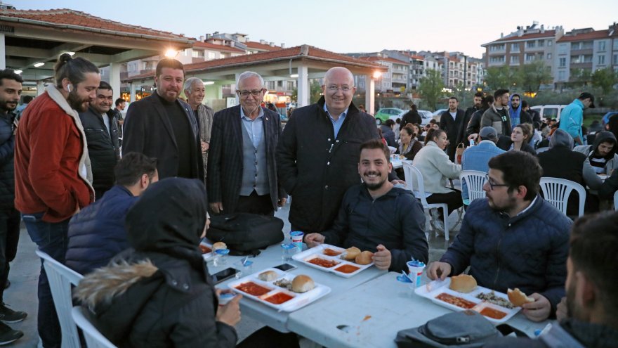 BAŞKAN GÜMÜŞ İFTAR SOFRASINDA ÜNİVERSİTE ÖĞRENCİLERİYLE BULUŞTU