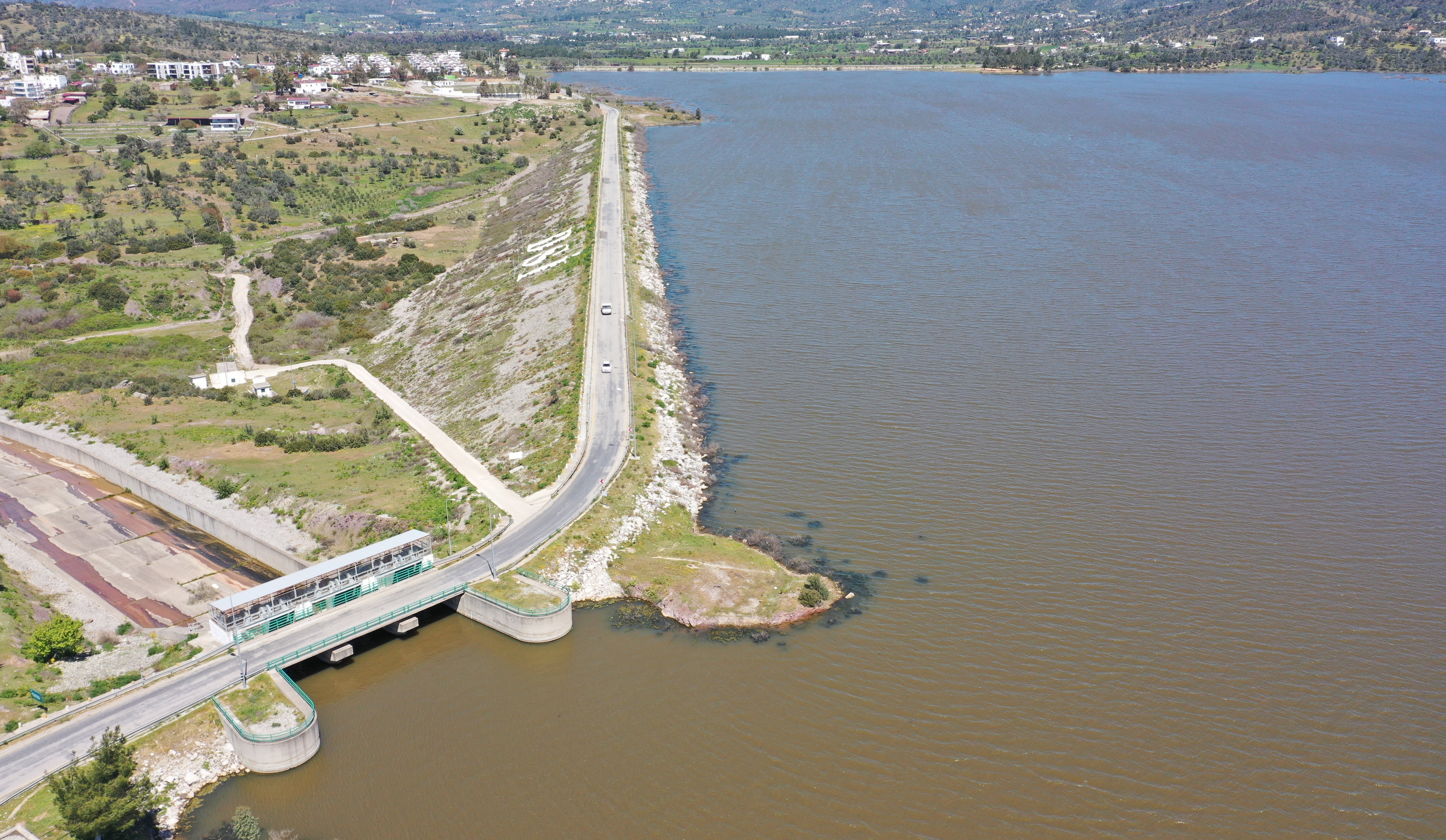 MUMCULAR BARAJI'NDAKİ SU SEVİYESİ DOLULUĞA ULAŞTI