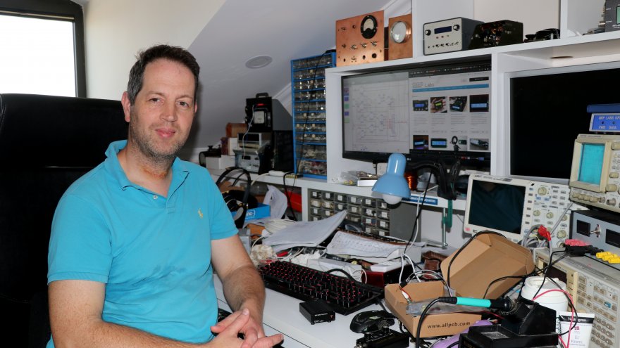 ÇATI KATINDA ÜRETTİĞİ AMATÖR TELSİZLERİ İHRAÇ EDİYOR