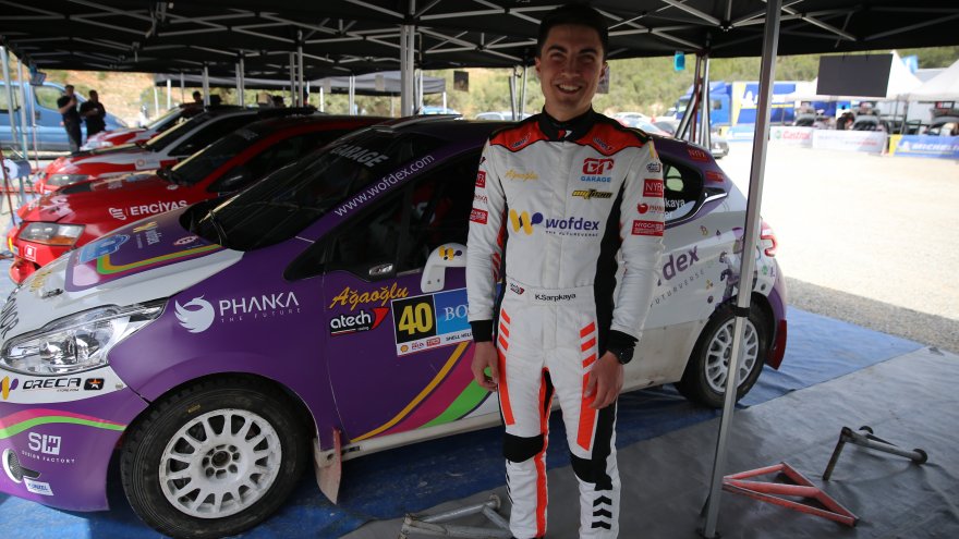 SİMÜLASYONLA ÖĞRENDİĞİ RALLİ YARIŞLARINDA KIYASIYA MÜCADELE EDİYOR