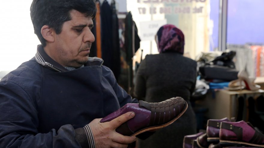 OSMAN USTA VE EŞİ SANDALET YAPIMINI GENÇ KUŞAKLARA AKTARMAK İSTİYOR