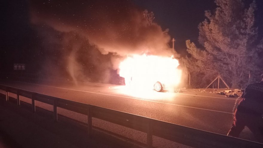 SEYİR HALİNDEKİ OTOMOBİLDE ÇIKAN YANGIN SÖNDÜRÜLDÜ